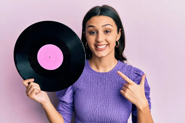 Ung Latinamerikansk Kvinna Håller Vinylskiva Leende Glad Pekar Med Hand — Stockfoto