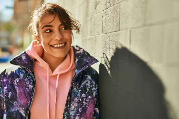 Junge Hispanische Sportlerin Lächelt Glücklich Der Stadt — Stockfoto