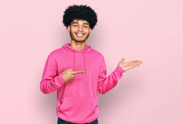 Joven Afroamericano Con Pelo Afro Vistiendo Sudadera Rosa Casual Asombrado — Foto de Stock