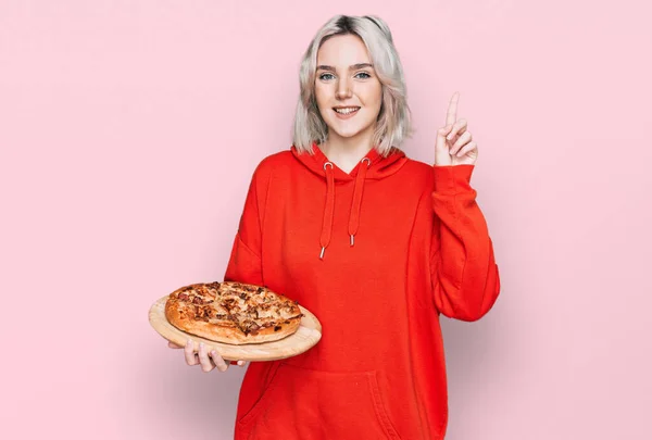 Jovem Loira Segurando Pizza Italiana Surpreso Com Uma Ideia Pergunta — Fotografia de Stock