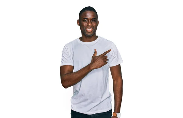 Jovem Afro Americano Vestindo Camisa Branca Casual Alegre Com Sorriso — Fotografia de Stock