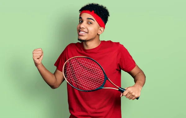 Jovem Afro Americano Vestindo Uniforme Tenista Gritando Orgulhoso Celebrando Vitória — Fotografia de Stock