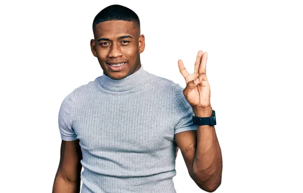 Młody Czarny Mężczyzna Luźnej Koszuli Pokazuje Wskazuje Palcami Numer Trzy — Zdjęcie stockowe