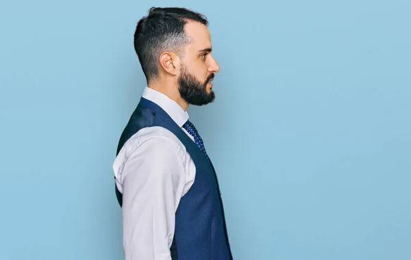 Joven Con Barba Llevando Chaleco Negocios Mirando Costado Pose Perfil — Foto de Stock