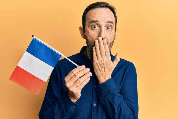Homem Hispânico Meia Idade Segurando Bandeira França Cobrindo Boca Com — Fotografia de Stock