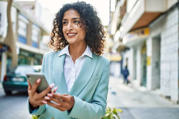 Ung Latinamerikansk Affärskvinna Bär Professionell Ser Leende Säker Staden Med — Stockfoto