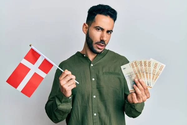 Junger Hispanischer Mann Mit Dänischer Flagge Und Krone Banknoten Ahnungsloser — Stockfoto