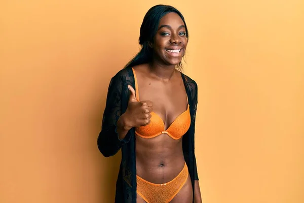Ung Afrikansk Amerikansk Kvinna Klädd Underkläder Gör Glada Tummen Upp — Stockfoto