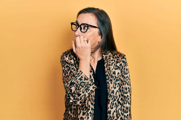 Mujer Hispana Mediana Edad Que Usa Ropa Negocios Gafas Que — Foto de Stock