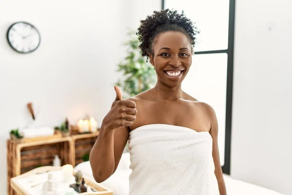Mujer Afroamericana Joven Con Toalla Pie Centro Belleza Sonriendo Feliz —  Fotos de Stock
