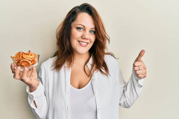 Mulher Branca Jovem Segurando Tigela Laranja Seca Sorrindo Feliz Positivo — Fotografia de Stock