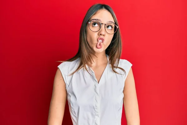 Mujer Morena Joven Con Ropa Casual Gafas Haciendo Cara Pez — Foto de Stock