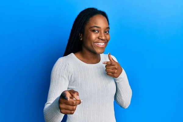 Afro Amerikaanse Vrouw Met Gevlochten Haar Met Casual Witte Trui — Stockfoto