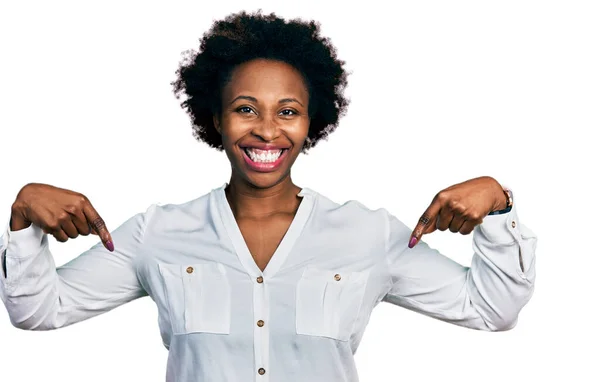 Αφροαμερικανή Γυναίκα Αφρο Μαλλιά Φορώντας Casual Λευκό Μπλουζάκι Που Δείχνει — Φωτογραφία Αρχείου