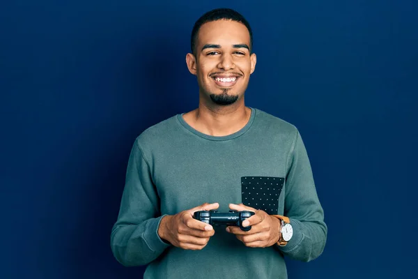 Ung Afrikansk Amerikansk Man Spelar Spel Innehav Controller Ler Med — Stockfoto