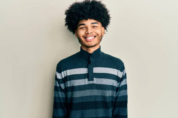 Afro Saçlı Mutlu Havalı Bir Gülümsemesi Olan Sıradan Kıyafetler Giyen — Stok fotoğraf