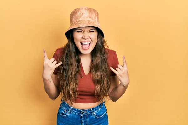 Chica Hispana Joven Con Ropa Casual Sombrero Gritando Con Expresión —  Fotos de Stock