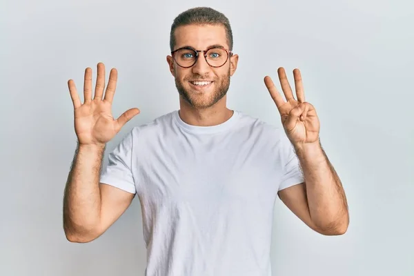 Jonge Blanke Man Draagt Casual Kleding Bril Tonen Wijzen Met — Stockfoto