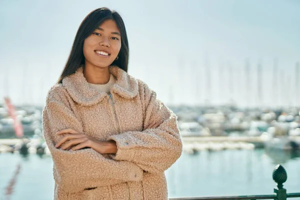 Jonge Aziatische Vrouw Glimlachen Gelukkig Staan Stad — Stockfoto