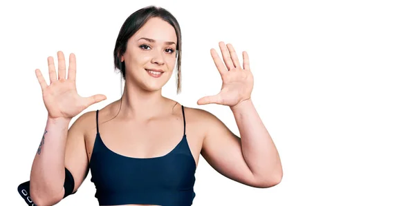 Junge Hispanische Frau Sportbekleidung Zeigt Mit Finger Nummer Zehn Nach — Stockfoto