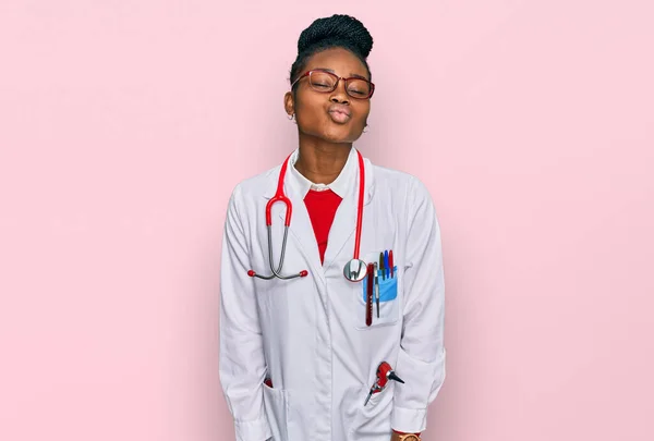 Молода Афро Американська Жінка Формі Лікаря Стетоскоп Дивлячись Камеру Яка — стокове фото