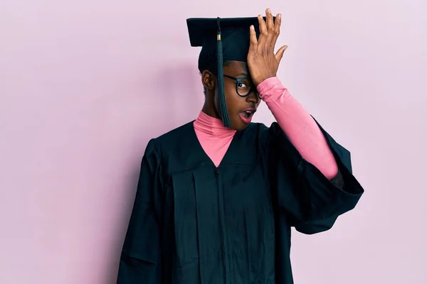 年轻的非洲裔美国女孩戴着毕业典礼帽 头戴礼袍 对自己的错误感到惊讶 记住错误 坏的记忆概念 — 图库照片