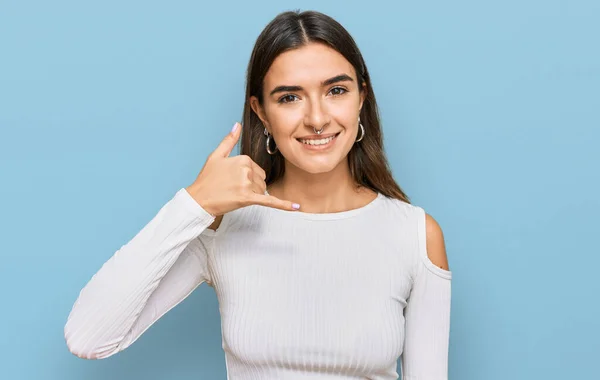 Jonge Latijns Amerikaanse Vrouw Casual Kleding Glimlachend Doen Telefoon Gebaar — Stockfoto
