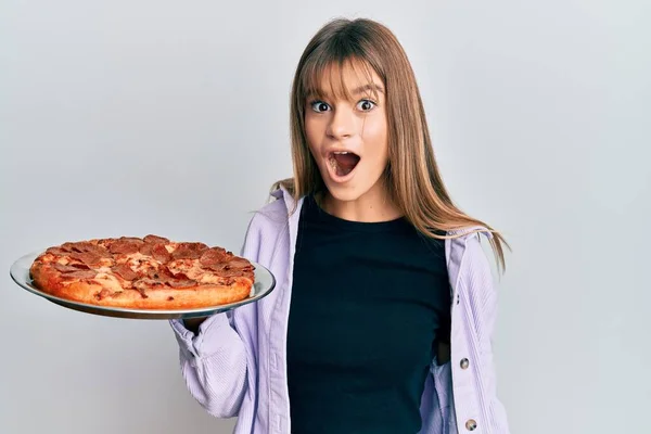 Adolescente Caucasiano Menina Segurando Pizza Italiana Assustada Espantada Com Boca — Fotografia de Stock