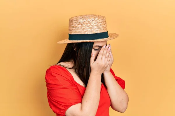 Junge Hispanische Frau Mit Sommermütze Und Traurigem Gesichtsausdruck Der Das — Stockfoto