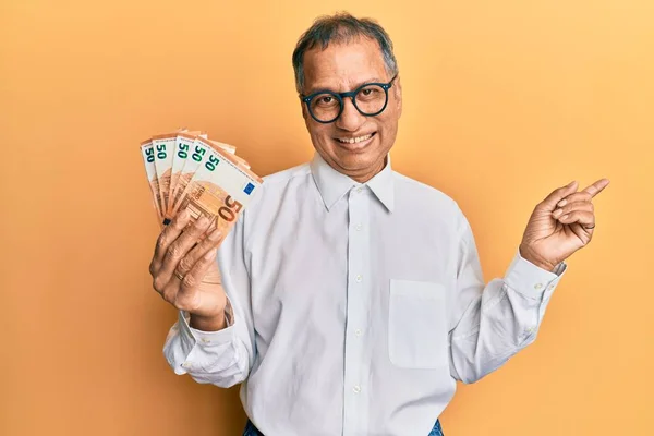 Hombre Indio Mediana Edad Sosteniendo Montón Billetes Euros Sonriendo Feliz —  Fotos de Stock
