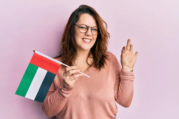 Joven Mujer Caucásica Sosteniendo Bandera Emiratos Árabes Unidos Haciendo Signo — Foto de Stock