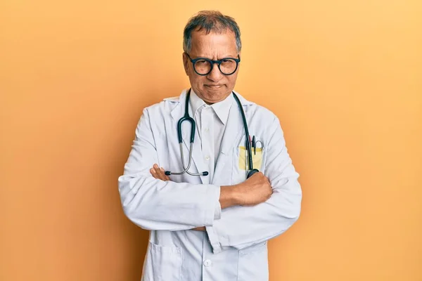 Hombre Indio Mediana Edad Con Abrigo Médico Estetoscopio Escéptico Nervioso — Foto de Stock