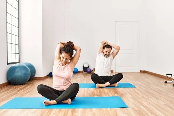 Gammaldags Latinamerikanskt Par Som Övar Och Stretchar Yogarummet Två Vuxna — Stockfoto