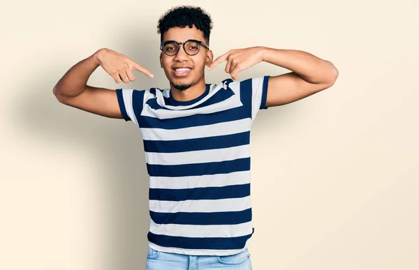 Junger Afrikanisch Amerikanischer Mann Lässiger Kleidung Und Brille Fröhlich Lächelnd — Stockfoto