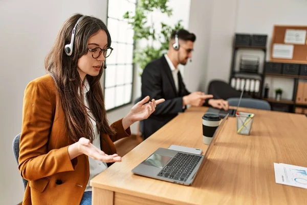 Twee Spaanse Call Center Agenten Die Kantoor Werken — Stockfoto