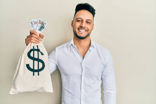 Fiatal Arab Férfi Kezében Dollár Táska Néz Pozitív Boldog Álló — Stock Fotó