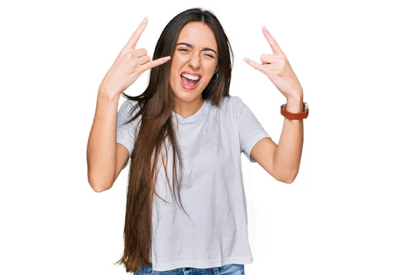 Chica Hispana Joven Con Camiseta Blanca Casual Gritando Con Expresión — Foto de Stock