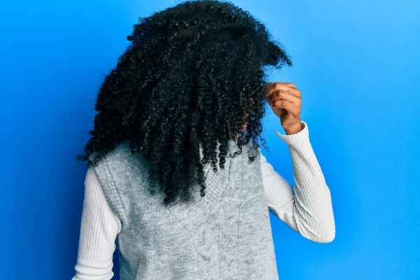 Mujer Afroamericana Con Cabello Afro Usando Suéter Casual Invierno Cansada — Foto de Stock