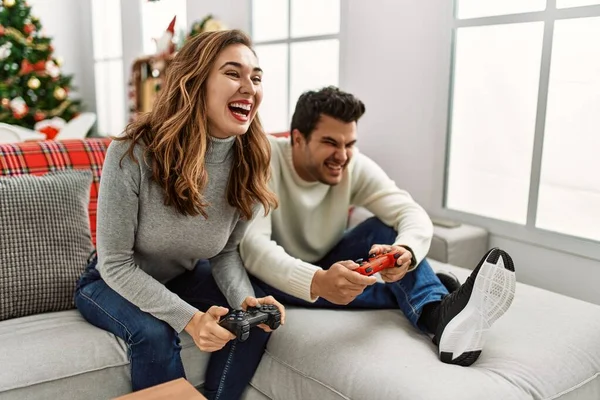 Mladý Hispánský Pár Usměvavý Šťastný Sedí Pohovce Hraje Videohry Doma — Stock fotografie
