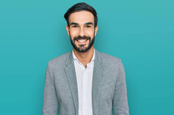 Junger Hispanischer Mann Businesskleidung Mit Einem Fröhlichen Und Kühlen Lächeln — Stockfoto