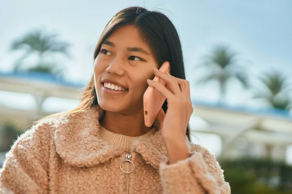 Joven Mujer Asiática Sonriendo Feliz Hablando Teléfono Inteligente Ciudad —  Fotos de Stock