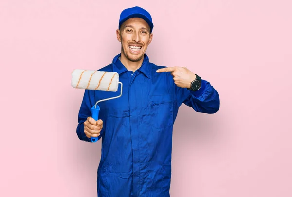 Kale Man Met Baard Houden Roller Schilder Wijzend Vinger Naar — Stockfoto