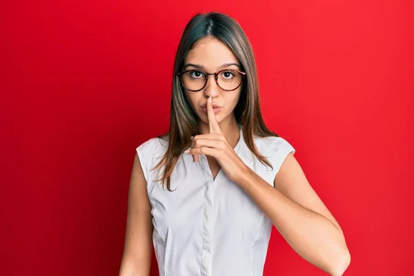 Mladá Brunetka Neformálním Oblečení Brýlích Žádá Aby Byla Zticha Prstem — Stock fotografie