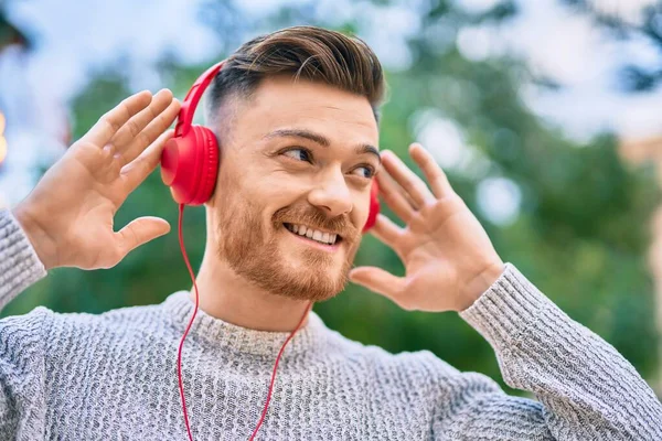 Jovem Caucasiano Sorrindo Feliz Ouvindo Música Usando Fones Ouvido Parque — Fotografia de Stock