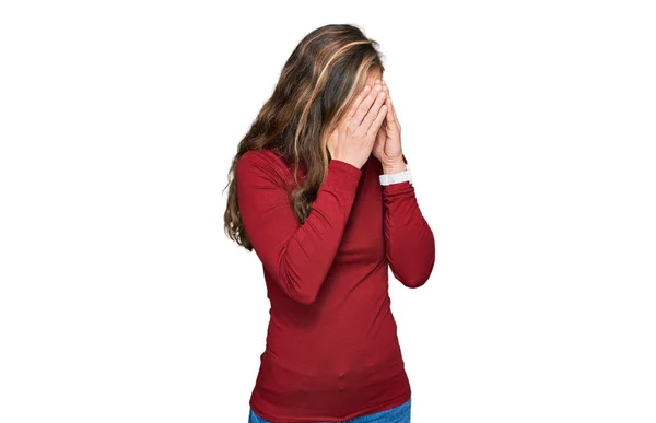 年轻的金发女子穿着休闲装 脸上挂着忧郁的表情 一边哭一边用手捂住脸 抑郁症的概念 — 图库照片