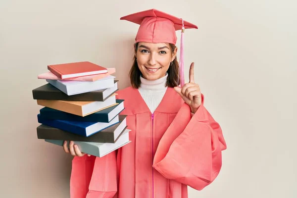 Jeune Femme Caucasienne Portant Casquette Graduation Robe Cérémonie Souriant Avec — Photo