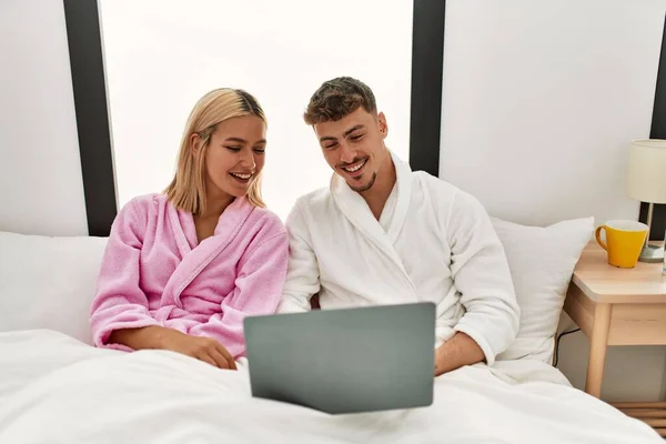 Молода Біла Пара Посміхається Щаслива Використовуючи Ноутбук Сидить Ліжку Вдома — стокове фото