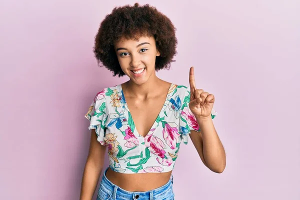 Menina Hispânica Jovem Vestindo Estilo Verão Sorrindo Com Uma Ideia — Fotografia de Stock