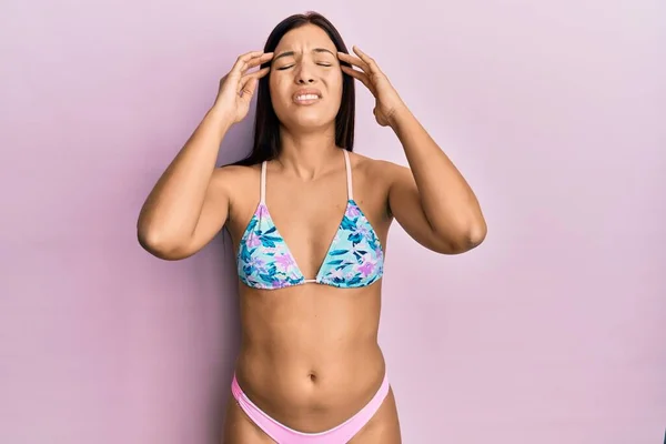Mujer Latina Joven Con Bikini Que Sufre Dolor Cabeza Desesperada —  Fotos de Stock