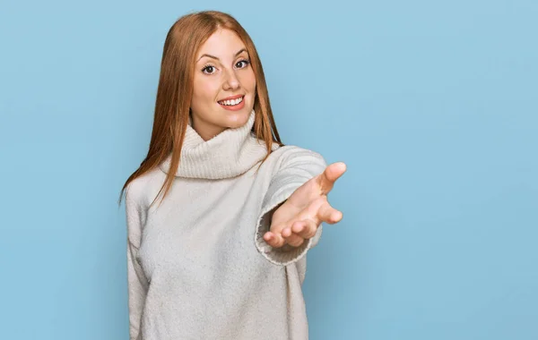 Mujer Joven Irlandesa Con Suéter Invierno Casual Sonriendo Amable Ofreciendo —  Fotos de Stock